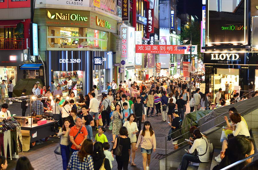 Con phố shopping đông đúc