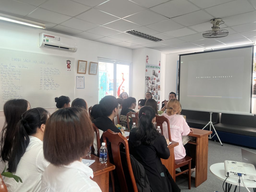 Thầy đang giới thiệu nhiều thông tin cần thiết
