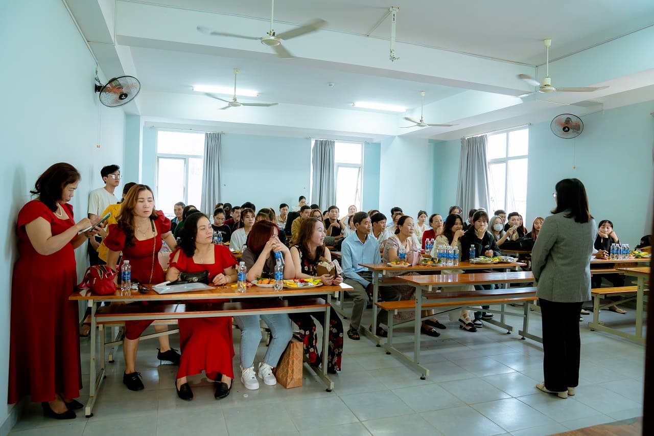 Chị Hồ Thị Kim Ly - Giám đốc của JPSC trao đổi với phụ huynh học viên 