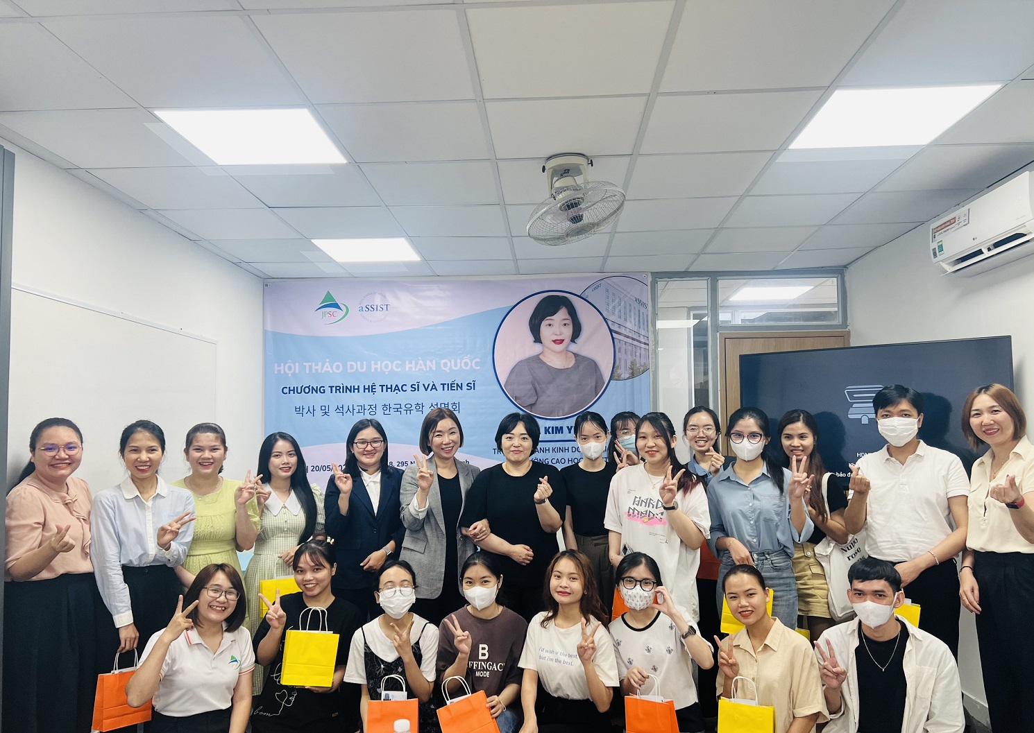 Ảnh kỷ niệm sau buổi hội thảo 