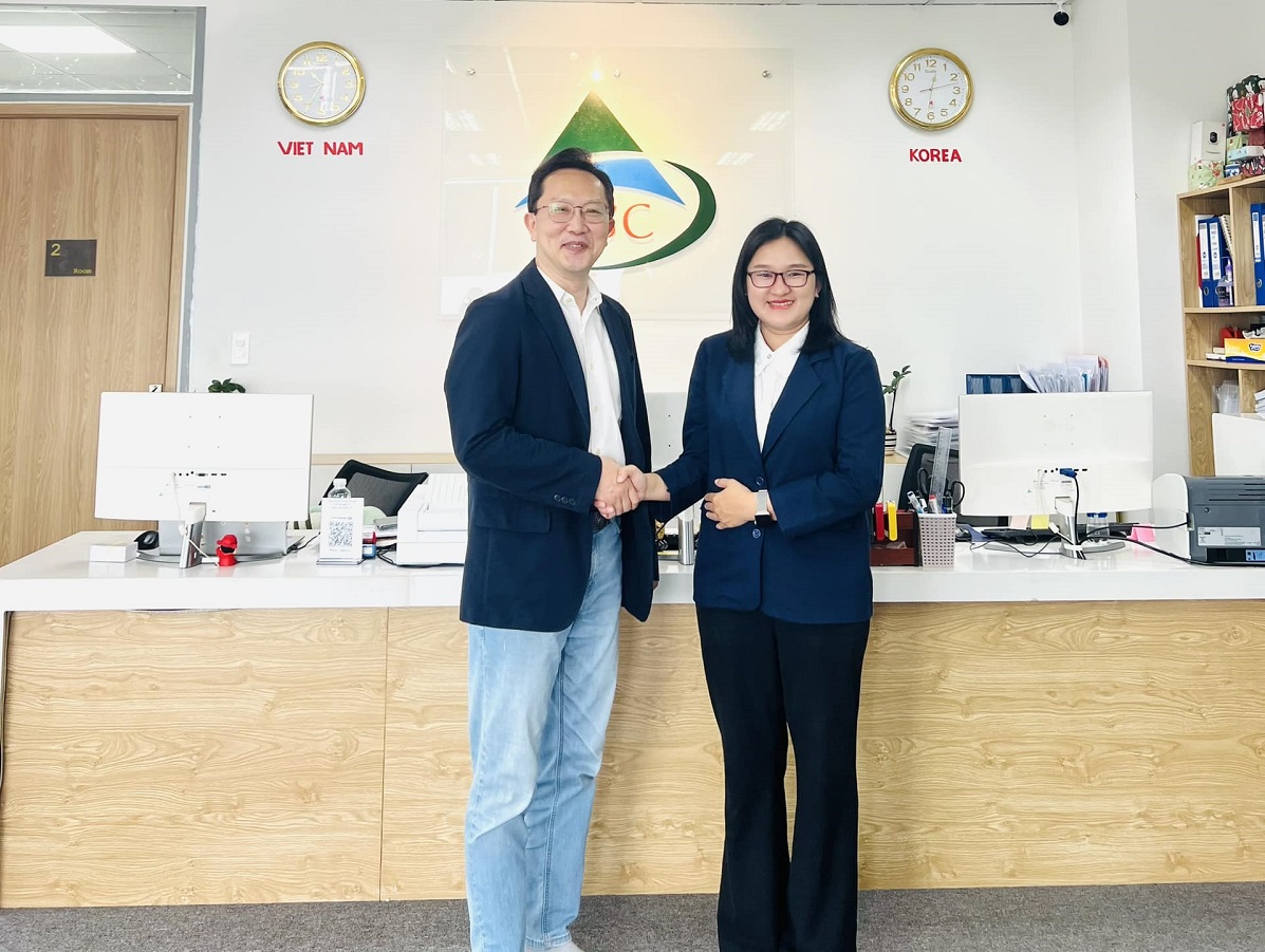 Đại diện JPSC và Thầy KIM SE IL Đại diện JPSC và Thầy KIM SE IL