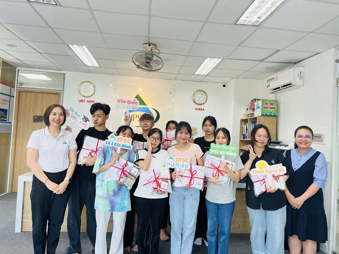 Team JPSC Đà Nẵng chụp ảnh lưu niệm cùng nhau Team JPSC Đà Nẵng chụp ảnh lưu niệm cùng nhau
