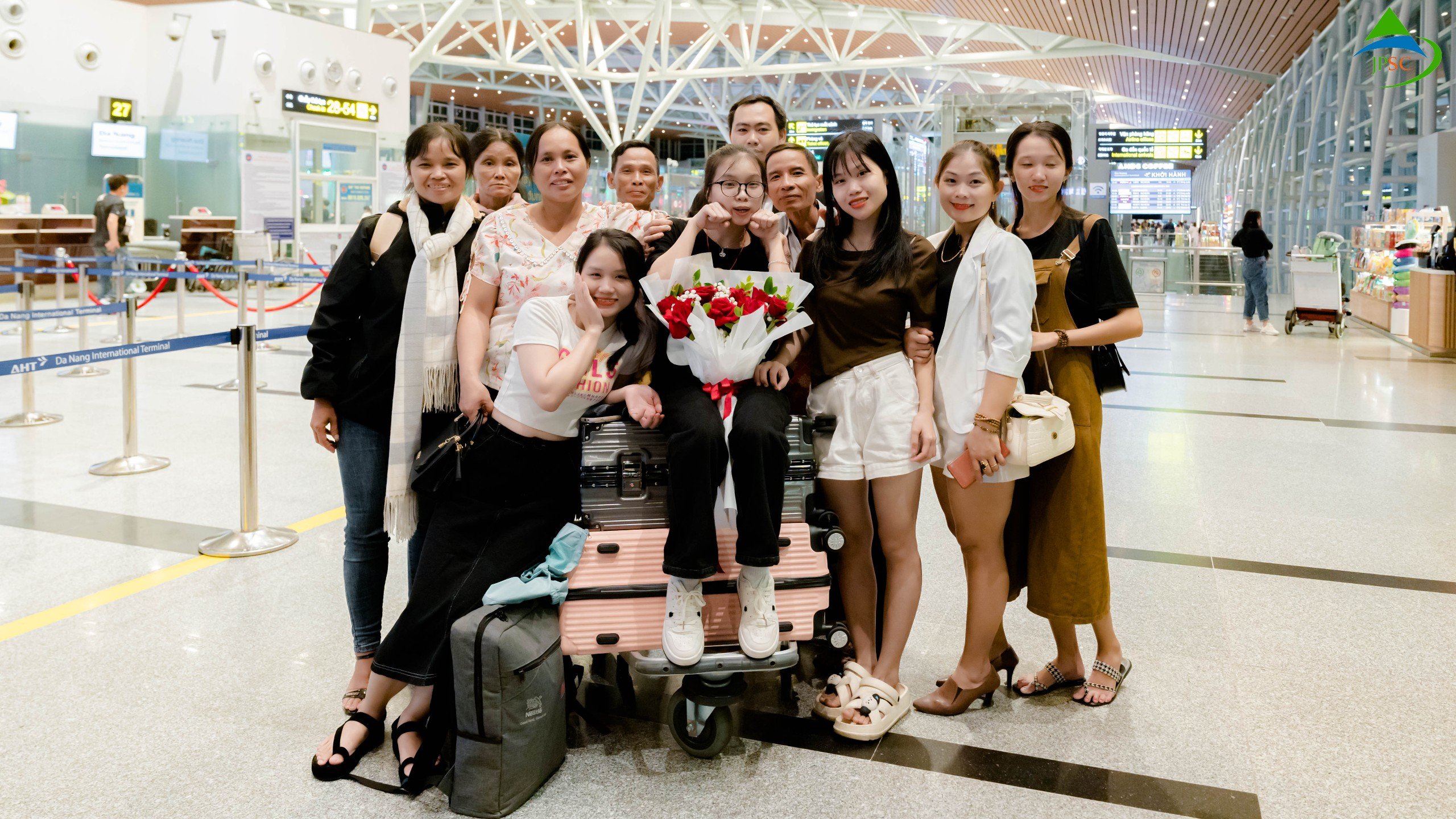 Hình ảnh học viên chụp ảnh kỷ niệm tại sân bay