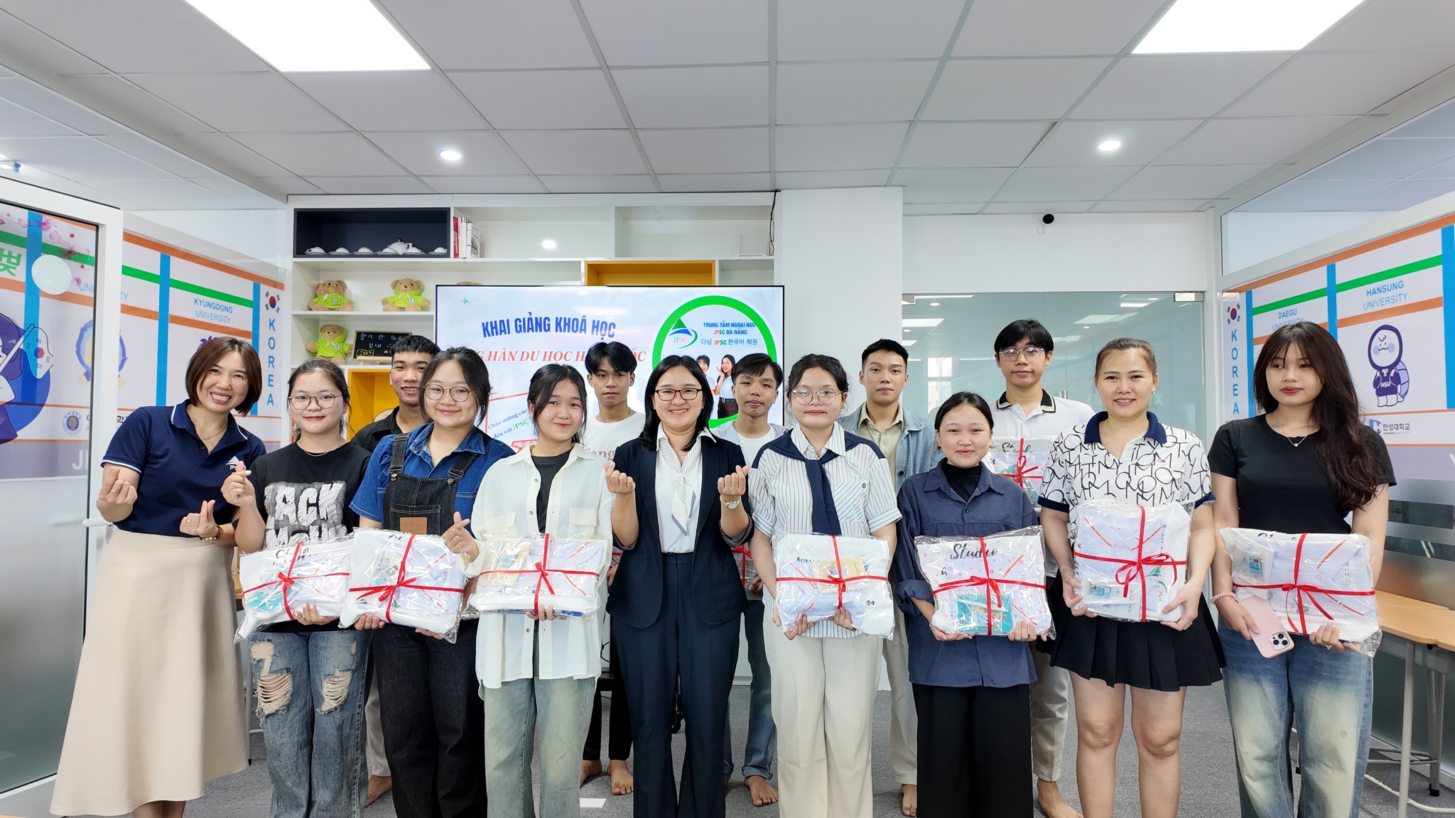 món quà ý nghĩa trung tâm dành tặng để động viên các bạn học tập chăm chỉ và nỗ lực hết mình để đạt được thành công trong tương lai.