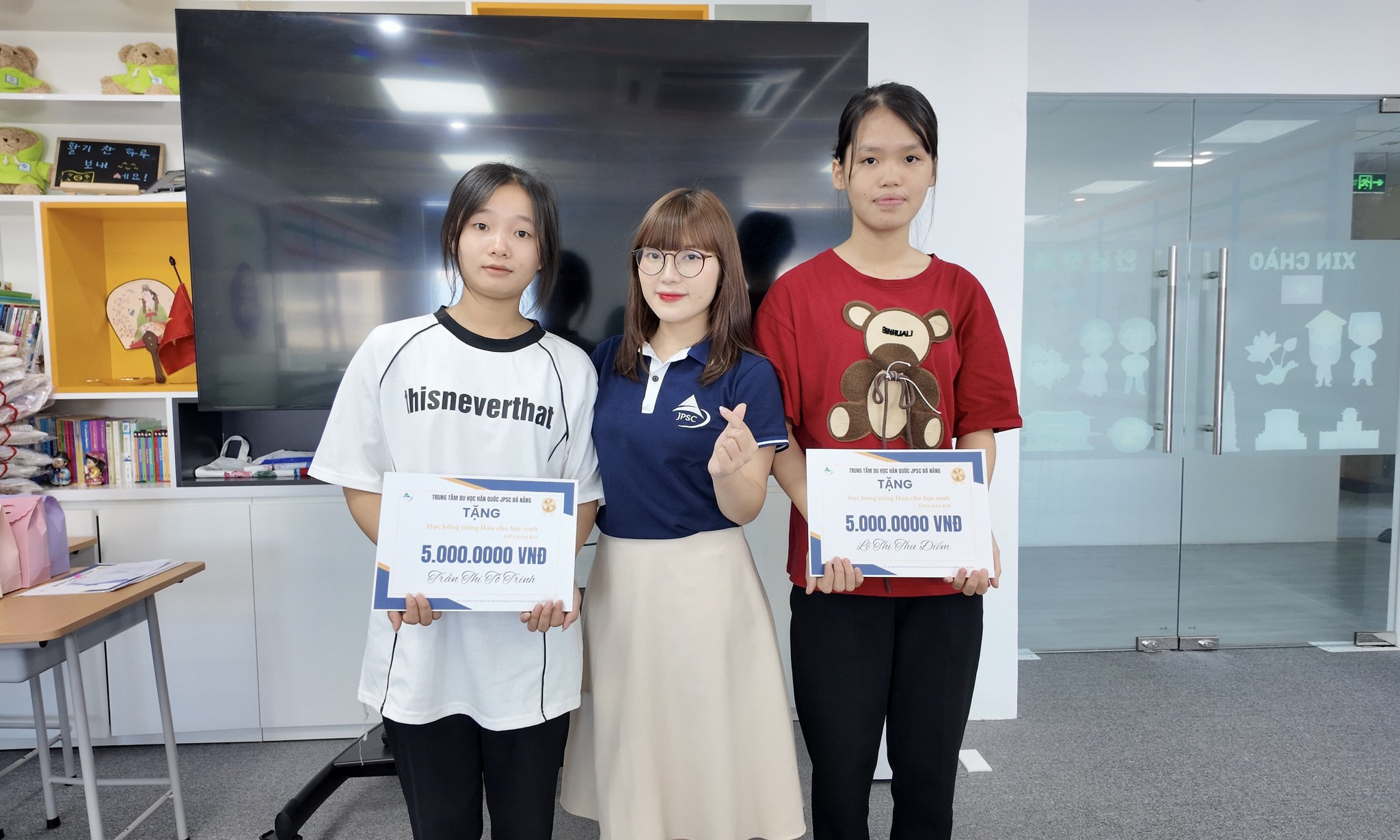 Các bạn học sinh được trao tặng học bổng