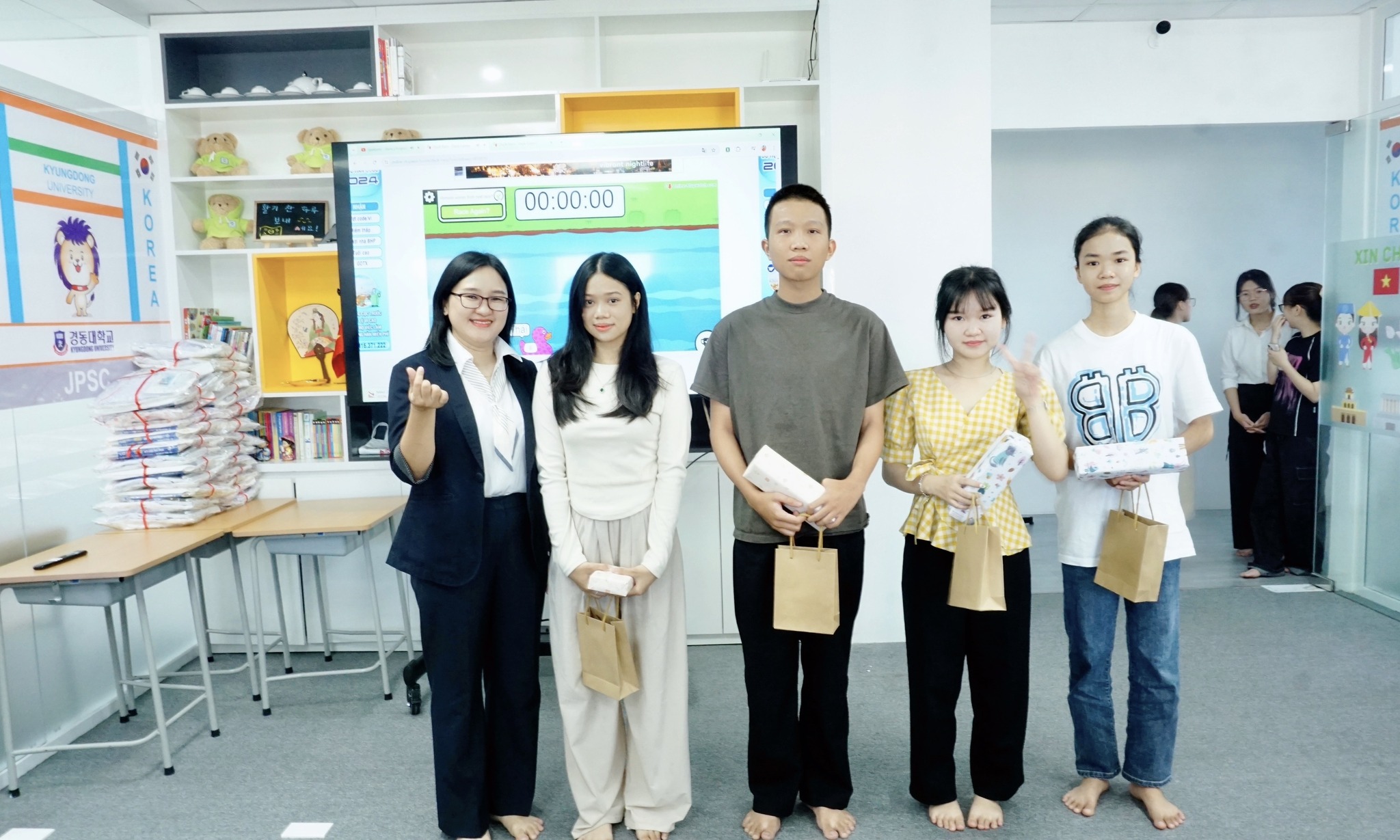 Nhận nhiều phần quà từ trung tâm Du học Hàn Quốc JPSC Đà Nẵng