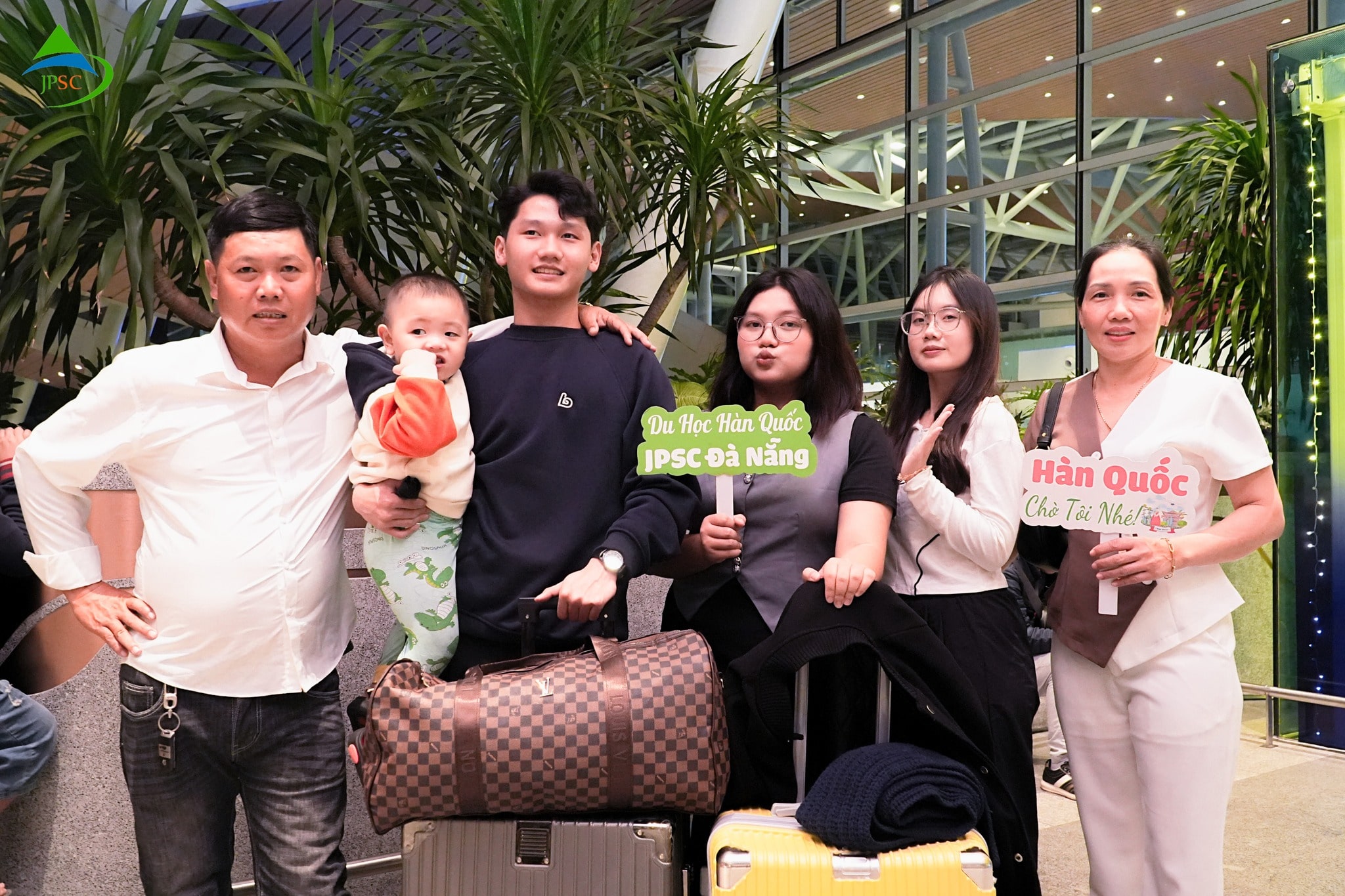 Học viên chụp hình lưu niệm cùng gia đình