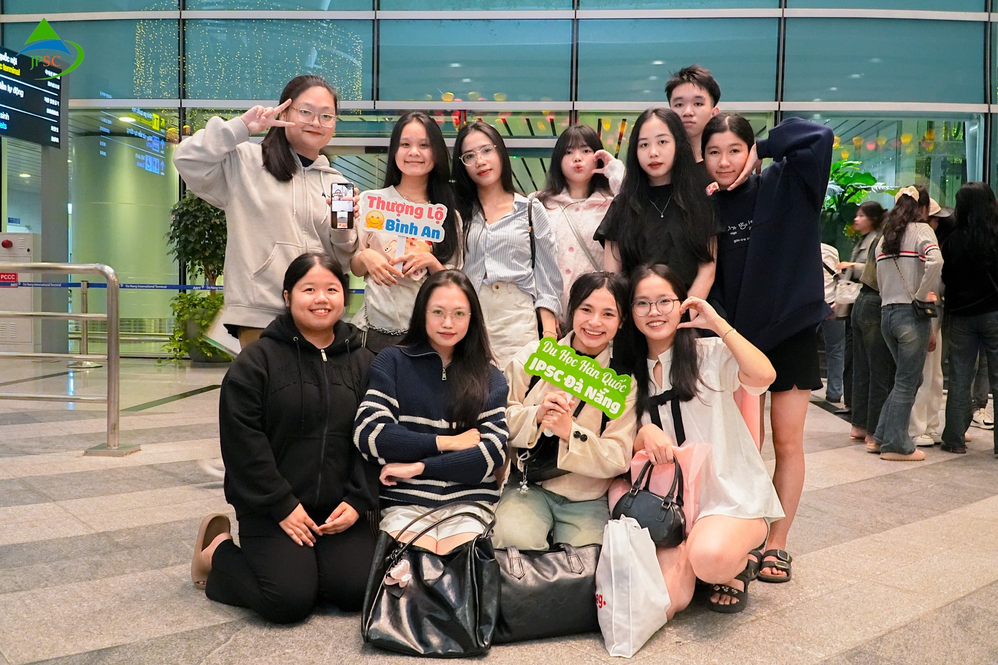 Học viên chụp hình lưu niệm cùng bạn bè