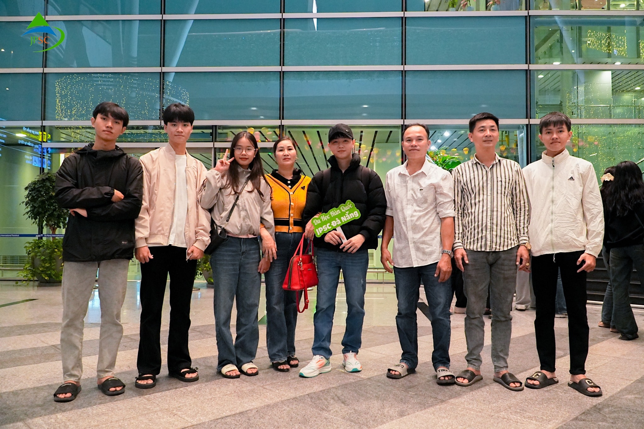 Học viên JPSC Đà Nẵng chụp hình lưu niệm cùng gia đình