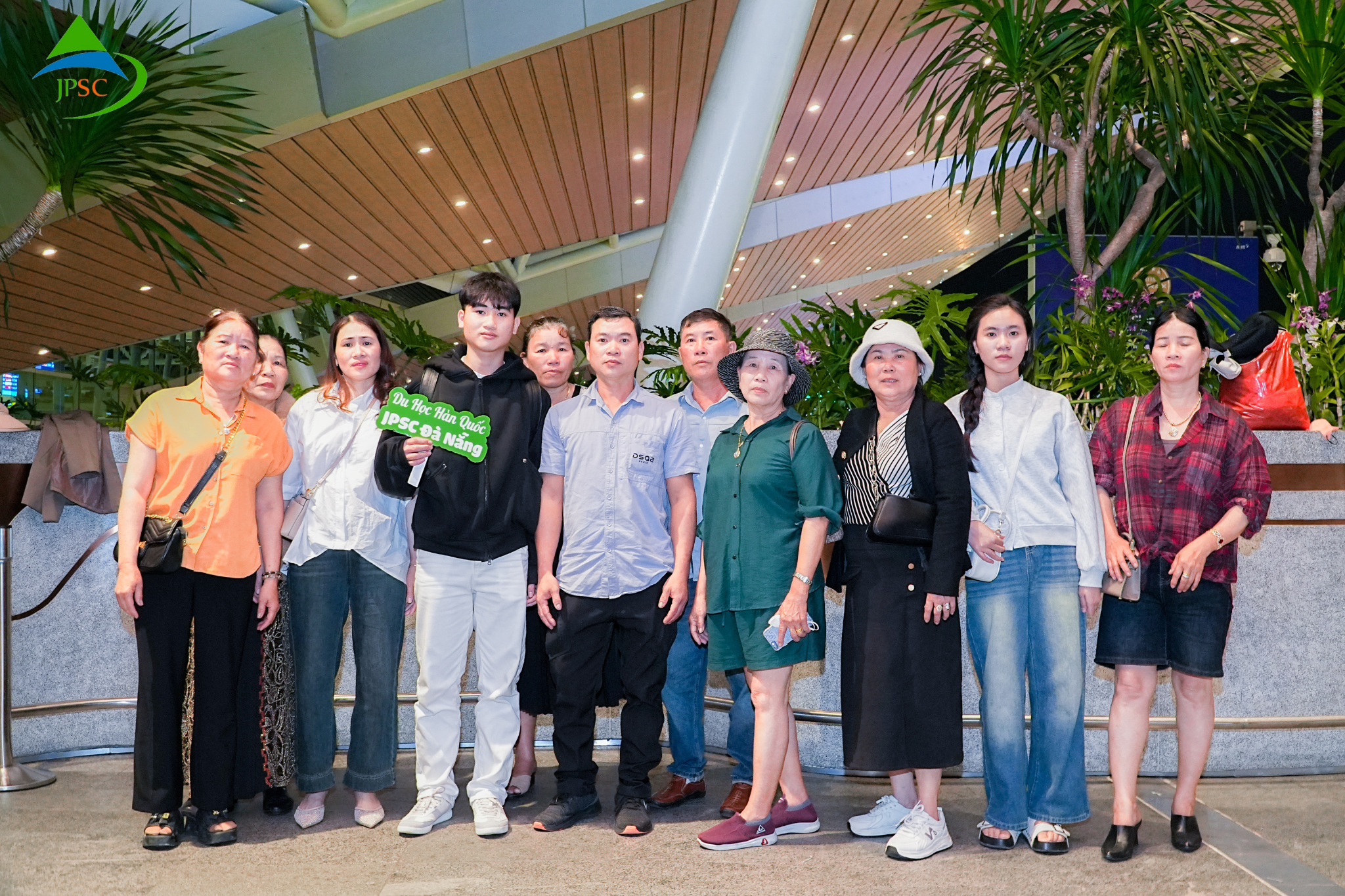 Các bạn trường Đại học ChungAng chụp ảnh cùng gia đình