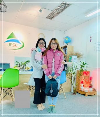 Như Ý và Giám đốc JPSc tại văn phòng